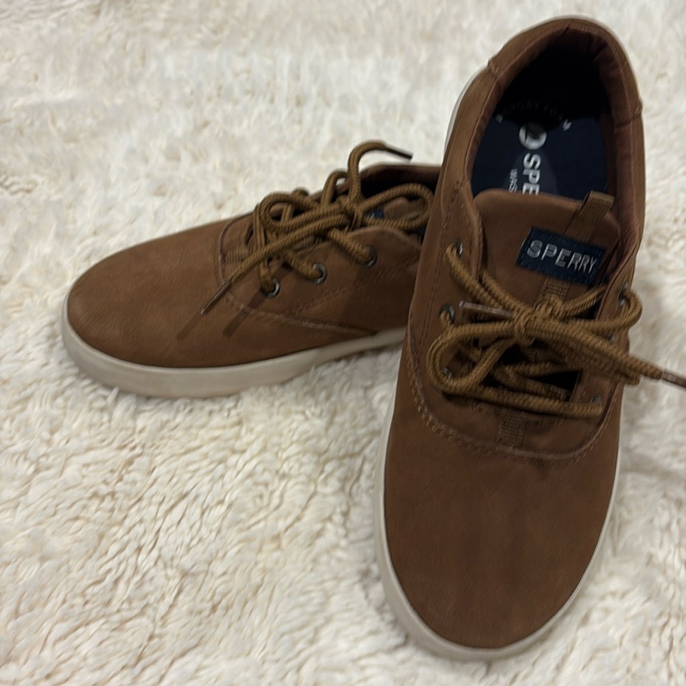 Sperry sneakers leather uppers. Gently worn shoe soles Great condition overall.
